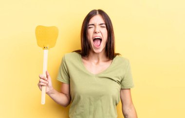 Genç İspanyol kadın agresif bir şekilde bağırıyor, çok kızgın görünüyor. Öldürme konsepti