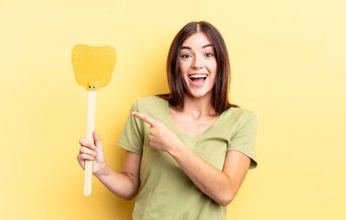 Genç İspanyol kadın heyecanlı ve şaşırmış görünüyor. Öldürme konsepti