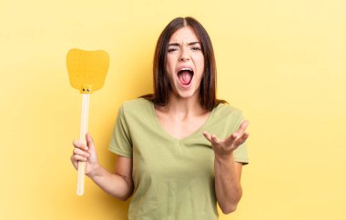 Genç İspanyol kadın kızgın, sinirli ve hayal kırıklığına uğramış görünüyor. Öldürme konsepti