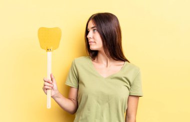 Profil görünümlü genç İspanyol kadın hayal mi kuruyor yoksa hayal mi kuruyor? Öldürme konsepti