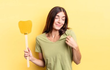 Genç İspanyol kadın kibirli, başarılı, pozitif ve gururlu görünüyor. Öldürme konsepti