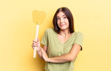 Genç İspanyol kadın omuz silkiyor, kafası karışık ve kararsız. Öldürme konsepti