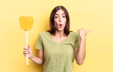 İnançsızlığa şaşırmış genç İspanyol kadın. Öldürme konsepti