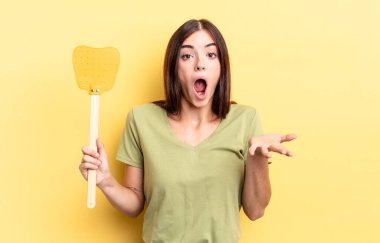 Genç İspanyol kadın inanılmaz bir sürprizle şaşkına dönmüş ve hayrete düşmüştü. Öldürme konsepti