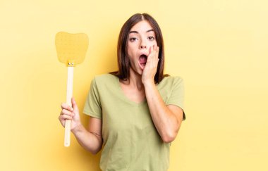 Genç İspanyol kadın şok olmuş ve korkmuş hissediyor. Öldürme konsepti