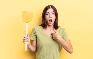 Genç İspanyol kadın şok olmuş ve ağzı açık, kendini işaret ederek şaşırmış görünüyor. Öldürme konsepti