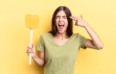 Genç İspanyol kadın mutsuz ve stresli görünüyor, intihar jesti silah işareti yapıyor. Öldürme konsepti