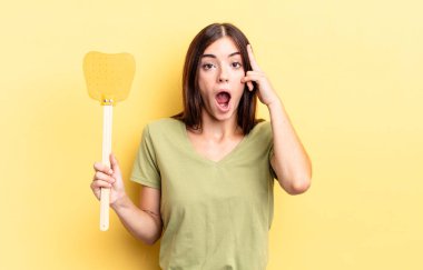 Genç İspanyol kadın şaşırmış görünüyor, yeni bir düşünce, fikir ya da konsept keşfediyor. Öldürme konsepti