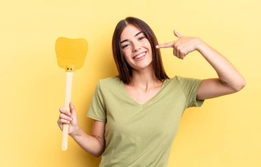 Genç İspanyol kadın kendine güvenerek gülümsüyor ve kendi gülüşünü gösteriyor. Öldürme konsepti