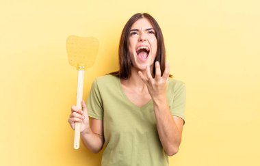 Genç İspanyol kadın umutsuz, hayal kırıklığına uğramış ve stresli görünüyor. Öldürme konsepti