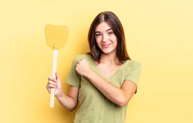 Genç İspanyol kadın kendini mutlu hissediyor ve bir meydan okumayla yüzleşiyor ya da kutluyor. Öldürme konsepti