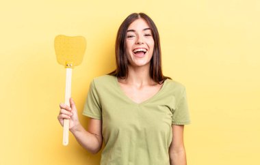 Genç İspanyol kadın mutlu ve hoş bir şekilde şaşırmış görünüyor. Öldürme konsepti