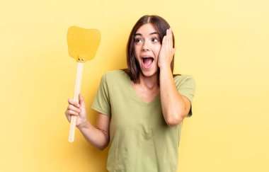 Genç İspanyol kadın mutlu, heyecanlı ve şaşırmış hissediyor. Öldürme konsepti