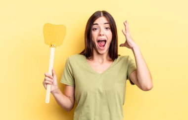 Genç İspanyol kadın ellerini havaya kaldırarak çığlık atıyor. Öldürme konsepti