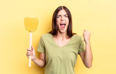 Genç İspanyol kadın öfkeli bir ifadeyle agresif bir şekilde bağırıyor. Öldürme konsepti