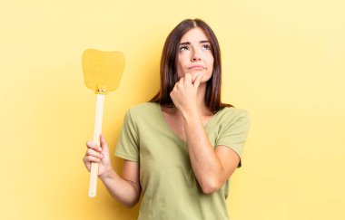 Genç İspanyol kadın düşünüyor, kuşkulu ve şaşkın hissediyor. Öldürme konsepti