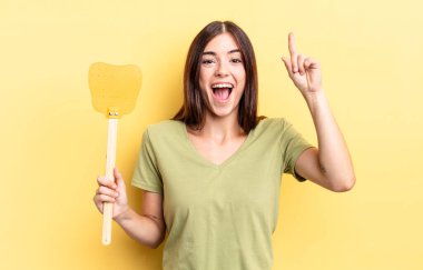 Genç İspanyol kadın bir fikri fark ettikten sonra mutlu ve heyecanlı bir dahi gibi hissediyor. Öldürme konsepti