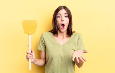 Genç İspanyol kadın şok olmuş ve şaşırmış hissediyor. Öldürme konsepti