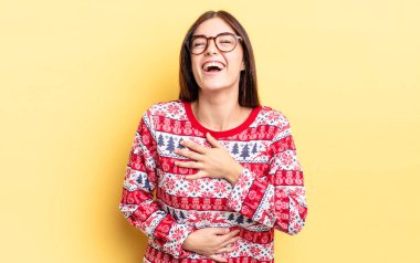 Genç İspanyol kadın komik bir şakaya yüksek sesle gülüyor. Chistmas ve yeni yıl konsepti