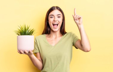 Genç İspanyol kadın bir fikri fark ettikten sonra mutlu ve heyecanlı bir dahi gibi hissediyor.