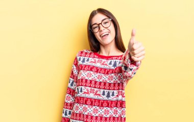 Genç İspanyol kadın gururlu, olumlu bir şekilde gülümsüyor. Chistmas ve yeni yıl konsepti