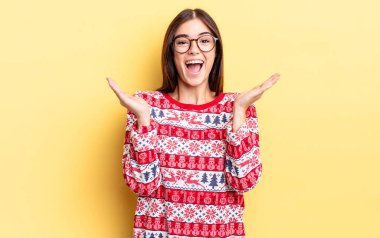 Genç İspanyol kadın kendini mutlu hissediyor ve inanılmaz bir şeye hayret ediyor. Chistmas ve yeni yıl konsepti