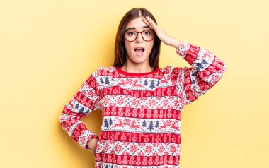 Genç İspanyol kadın mutlu, şaşkın ve şaşırmış görünüyor. Chistmas ve yeni yıl konsepti