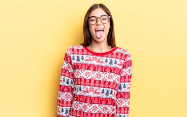 Neşeli ve asi tavırları olan, şaka yapan ve dilini dışarı çıkaran genç İspanyol bir kadın. Chistmas ve yeni yıl konsepti