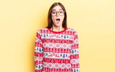 Genç İspanyol kadın çok şaşırmış ya da şok olmuş görünüyor. Chistmas ve yeni yıl konsepti