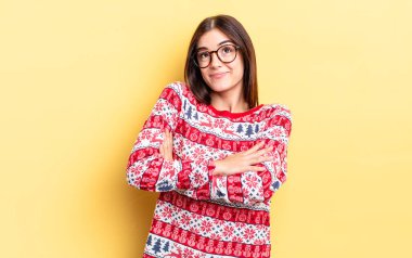 Genç İspanyol kadın omuz silkiyor, kafası karışık ve kararsız. Chistmas ve yeni yıl konsepti