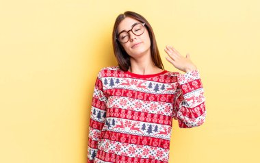 Genç İspanyol kadın stresli, endişeli, yorgun ve hayal kırıklığına uğramış hissediyor. Chistmas ve yeni yıl konsepti