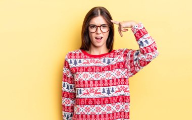 Genç İspanyol kadın şaşkın ve şaşkın hissediyor, senin deli olduğunu gösteriyor. Chistmas ve yeni yıl konsepti