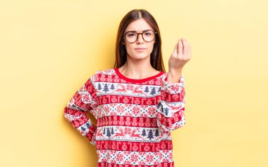 Genç İspanyol kadın kapiş ya da para hareketi yapıyor, sana ödemeni söylüyor. Chistmas ve yeni yıl konsepti