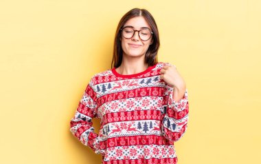 Genç İspanyol kadın kibirli, başarılı, pozitif ve gururlu görünüyor. Chistmas ve yeni yıl konsepti