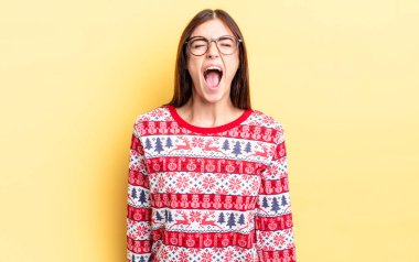 Genç İspanyol kadın agresif bir şekilde bağırıyor, çok kızgın görünüyor. Chistmas ve yeni yıl konsepti