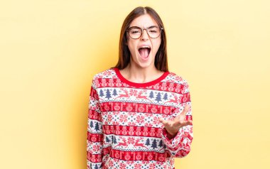 Genç İspanyol kadın kızgın, sinirli ve hayal kırıklığına uğramış görünüyor. Chistmas ve yeni yıl konsepti