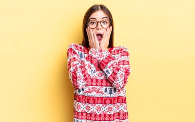 Genç İspanyol kadın şok olmuş ve korkmuş hissediyor. Chistmas ve yeni yıl konsepti