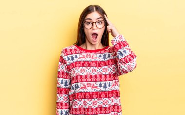 Genç İspanyol kadın şaşırmış görünüyor, yeni bir düşünce, fikir ya da konsept keşfediyor. Chistmas ve yeni yıl konsepti