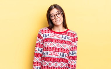 Genç İspanyol kadın şaşkın ve şaşkın görünüyor. Chistmas ve yeni yıl konsepti