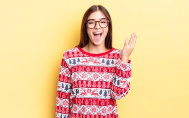 Genç İspanyol kadın kendini mutlu hissediyor, bir çözüm ya da fikir bulduğuna şaşırıyor. Chistmas ve yeni yıl konsepti