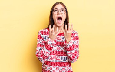 Genç İspanyol kadın umutsuz, hayal kırıklığına uğramış ve stresli görünüyor. Chistmas ve yeni yıl konsepti