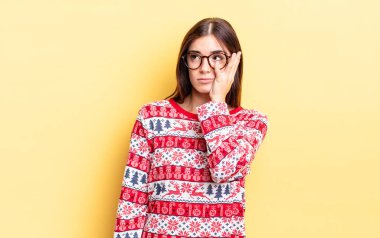 Genç İspanyol bir kadın bıkkın, hayal kırıklığına uğramış ve yorucu bir günün ardından uykulu hissediyor. Chistmas ve yeni yıl konsepti