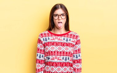 Genç İspanyol kadın iğreniyor, sinirleniyor ve dili dışarı çıkıyor. Chistmas ve yeni yıl konsepti