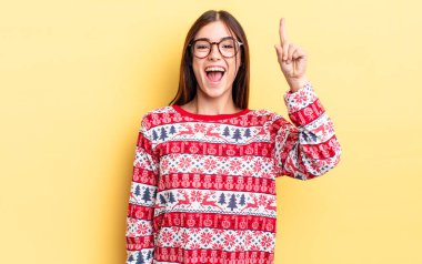 Genç İspanyol kadın bir fikri fark ettikten sonra mutlu ve heyecanlı bir dahi gibi hissediyor. Chistmas ve yeni yıl konsepti