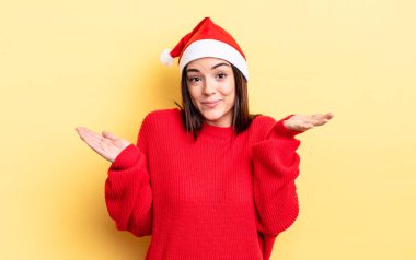 Genç İspanyol kadın şaşkın, şaşkın ve şüpheci hissediyor. Chistmas ve yeni yıl konsepti