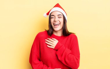 Genç İspanyol kadın komik bir şakaya yüksek sesle gülüyor. Chistmas ve yeni yıl konsepti