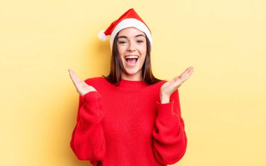 Genç İspanyol kadın kendini mutlu hissediyor ve inanılmaz bir şeye hayret ediyor. Chistmas ve yeni yıl konsepti