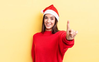 Genç İspanyol kadın gururla gülümsüyor ve kendinden emin bir numara oluyor. Chistmas ve yeni yıl konsepti