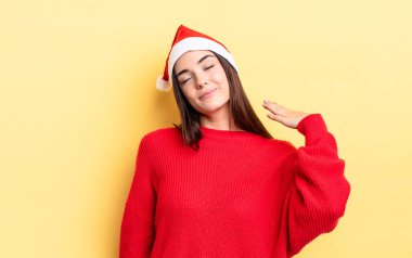 Genç İspanyol kadın stresli, endişeli, yorgun ve hayal kırıklığına uğramış hissediyor. Chistmas ve yeni yıl konsepti