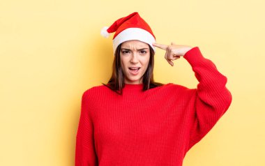 Genç İspanyol kadın şaşkın ve şaşkın hissediyor, senin deli olduğunu gösteriyor. Chistmas ve yeni yıl konsepti